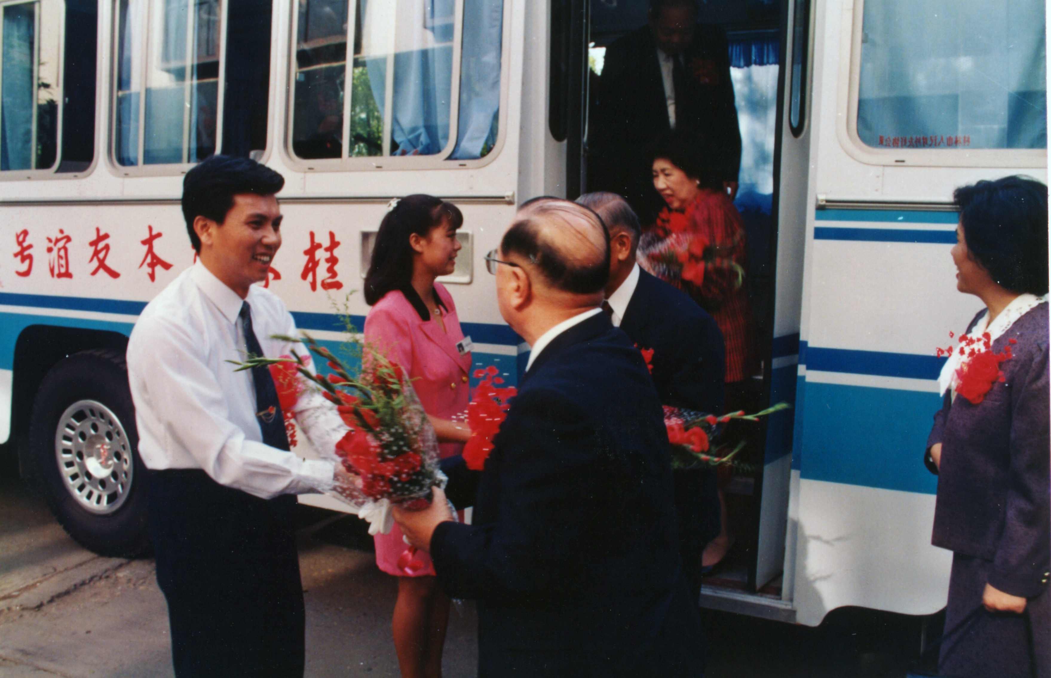 白银市市长与熊本市市长乘坐熊本号车!.jpg 白银市市长与熊本市市长乘坐熊本号车!.jpg